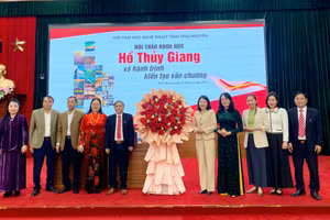 Ban tổ chức và đại biểu tặng hoa chúc mừng nhà văn Hồ Thủy Giang.