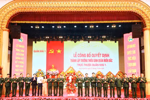 Các đại biểu chúc mừng Trường Thiếu sinh quân miền Bắc.