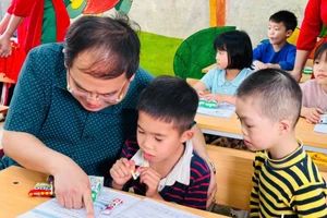 Đồng chí Quản Minh Cường, Bí thư Tỉnh ủy, Trưởng Đoàn đại biểu Quốc hội tỉnh cùng các em học sinh tại Cơ sở giáo dục hòa nhập trẻ khuyết tật (Trung tâm Giáo dục thường xuyên tỉnh Cao Bằng).