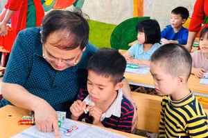 Đồng chí Quản Minh Cường, Bí thư Tỉnh ủy, Trưởng Đoàn đại biểu Quốc hội tỉnh cùng các em học sinh tại Cơ sở giáo dục hòa nhập trẻ khuyết tật (Trung tâm Giáo dục thường xuyên tỉnh Cao Bằng).