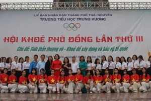 Các đại biểu chụp ảnh tại chương trình Hội khỏe Phù Đổng.