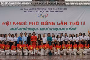 Các đại biểu chụp ảnh tại chương trình Hội khỏe Phù Đổng.