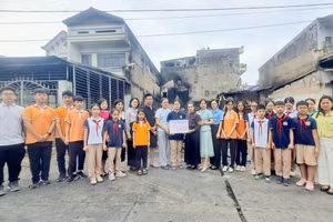 Trường TH & THCS 915 Gia Sàng (TP Thái Nguyên) động viên, trao tặng hỗ trợ cho gia đình học sinh bị hỏa hoạn cháy nhà.