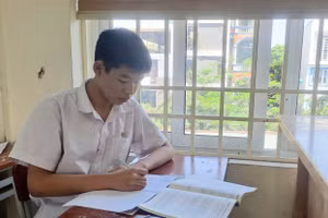 Em Vương Đức Anh là tấm gương vượt lên hoàn cảnh, học giỏi.