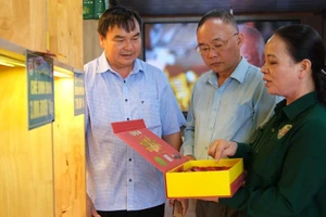 Lãnh đạo Sở Công Thương Thái Nguyên trao đổi với bà Đào Thanh Hảo, Giám đốc HTX chè Hảo Đạt về sản phẩm công nghiệp nông thôn tiêu biểu của HTX.