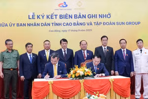 Đại diện tỉnh Cao Bằng và Tập đoàn Sun Group ký kết hợp tác.