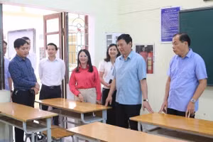 Ban chỉ đạo kỳ thi tuyển sinh vào lớp 10 tỉnh Lạng Sơn kiểm tra công tác chuẩn bị tại điểm thi trường THPT Cao Lộc.