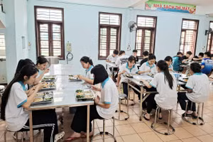 Bữa ăn đảm bảo, chất lượng tại bếp ăn Trường Phổ thông Dân tộc nội trú THPT số 1 Thái Nguyên.