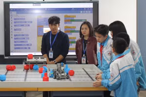 Hoạt động trải nghiệm tại phòng thực hành giáo dục STEM trường THCS Chu Văn An, Thái Nguyên.