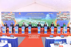 Các đại biểu bấm nút khởi công Dự án đầu tư xây dựng và kinh doanh kết cấu hạ tầng Khu công nghiệp Yên Bình 2, Thái Nguyên.