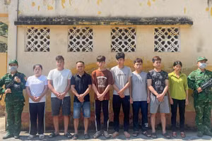 Các đối tượng trong đường dây tổ chức, môi giới cho người nước ngoài nhập cảnh trái phép bị bắt giữ tại Đồn Biên phòng Đàm Thủy. Ảnh: H.D