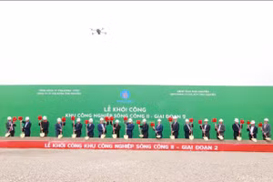 Các đại biểu thực hiện nghi thức khởi công tại chương trình.