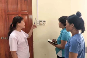 Trung tâm Giáo dục nghề nghiệp - Giáo dục thường xuyên Hòa An hướng dẫn thực hành sơ đồ mạch điện cho học viên lớp sửa chữa điện dân dụng. Ảnh: Trường Hà