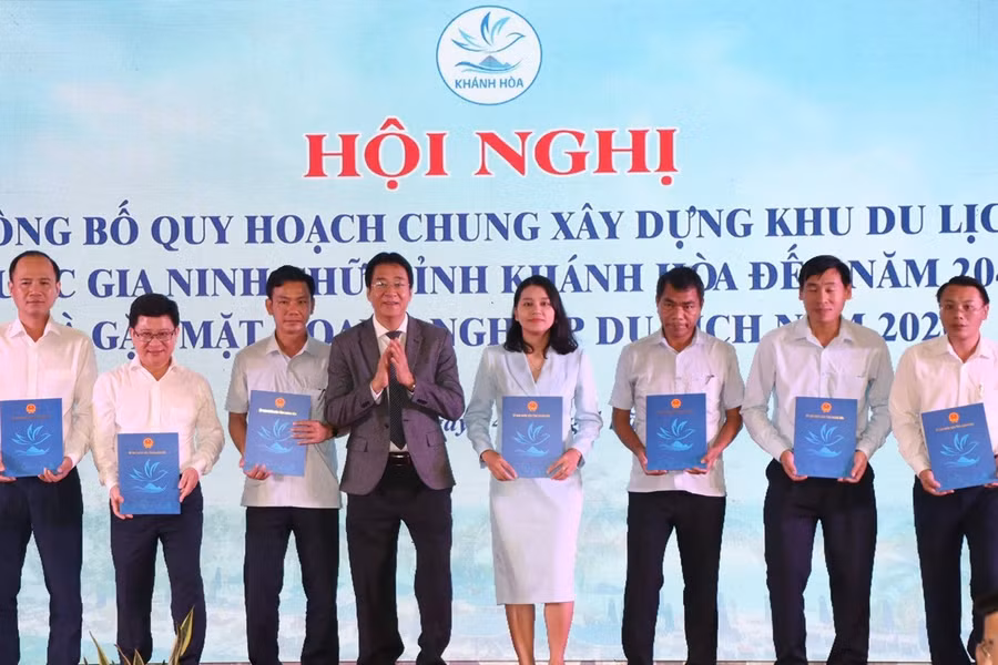 Trao quyết định Phê duyệt chung xây dựng Khu du lịch quốc gia Ninh Chữ cho lãnh đạo UBND xã, phường. Ảnh Duy Quân