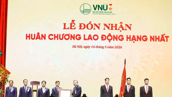 Tổng Bí thư, Chủ tịch nước Tô Lâm trao Huân chương Lao động hạng Nhất tặng Đại học Quốc gia Hà Nội. (Ảnh: Thống Nhất/TTXVN)