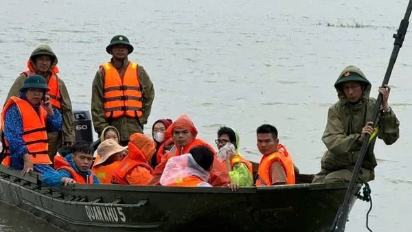 Kịp thời đưa người già, trẻ nhỏ ra khỏi vùng ngập sâu, nguy hiểm.