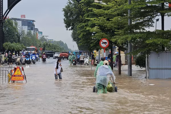 Ngày 17/9, nhiều tuyến đường bị ngập sâu do mưa lớn kéo dài khiến việc đi lại gặp khó khăn. Ảnh: Đình Tuệ.