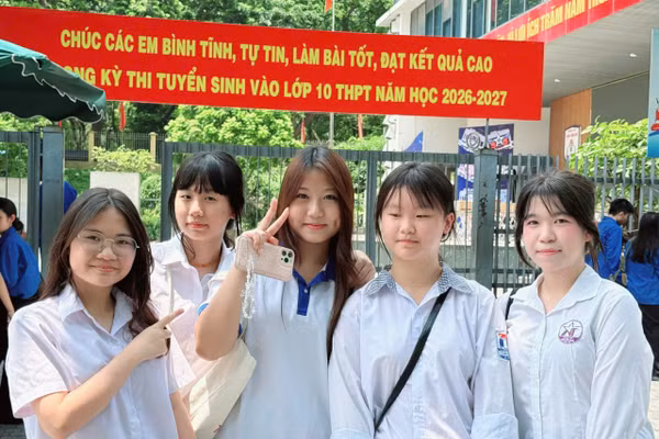 Các thí sinh dự thi tại điểm thi Trường THPT chuyên Chu Văn An, Hà Nội. 