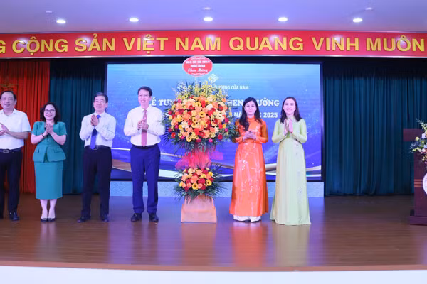 Đại diện Đảng ủy, HĐND, UBND phường Cửa Nam tặng hoa chúc mừng tại buổi lễ. 