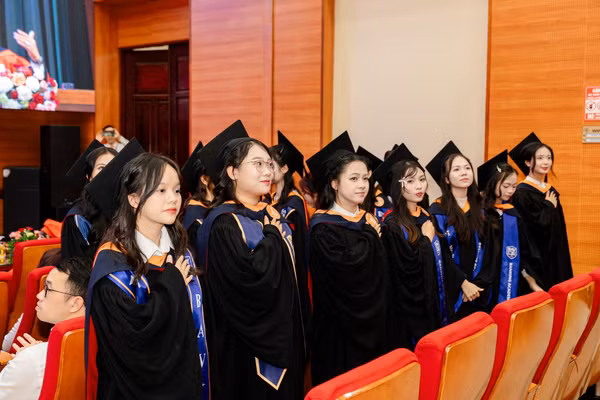 Sinh viên Học viện Ngân hàng trong lễ nhận Bằng tốt nghiệp năm 2026. 