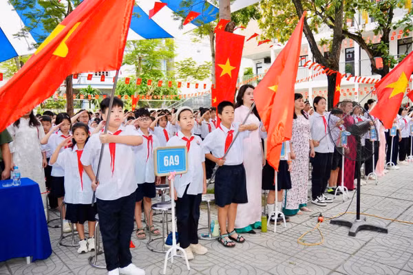 Học sinh Trường THCS Thái Thịnh, phường Đống Đa, Hà Nội chào đón năm học mới.