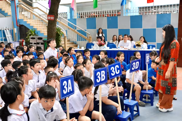 Học sinh đặt câu hỏi cho các diễn giả liên quan đến di tích quốc gia đặc biệt Văn Miếu - Quốc Tử Giám.