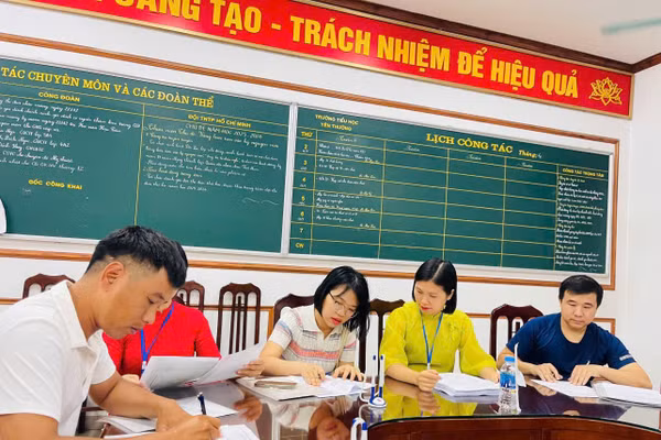 Phụ huynh tại Hà Nội đăng ký tuyển sinh cho con vào lớp 1 năm 2026. Ảnh: Đình Tuệ.