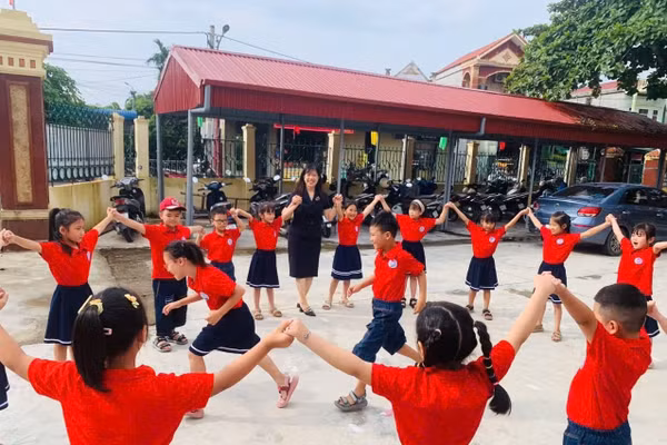 Cô trò Trường Tiểu học A Hải Xuân, xã Hải Xuân (Ninh Bình) trong một giờ ra chơi. 