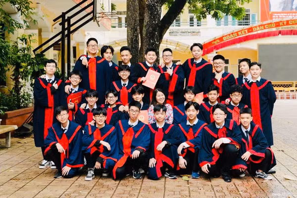 Cô và trò Trường THCS Hoàng Liệt, Hà Nội. 