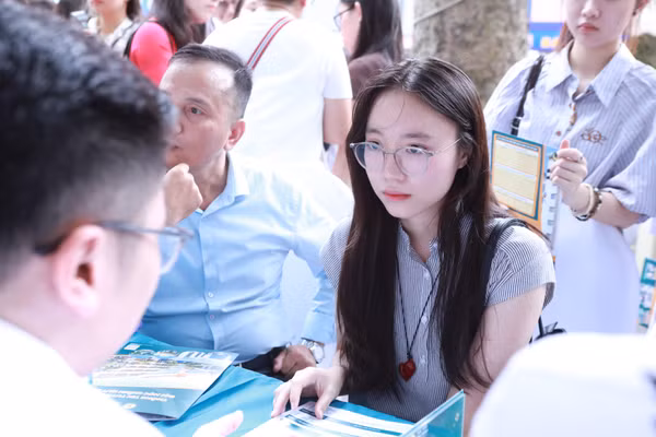 Thí sinh tham dự Ngày hội tư vấn xét tuyển năm 2026 tổ chức tại Đại học Bách khoa Hà Nội sáng 4/7.