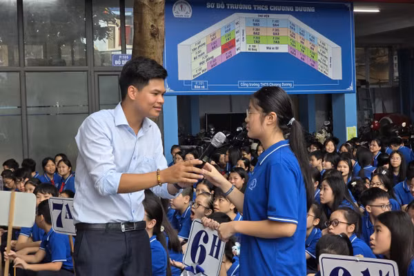 Học sinh Trường THCS Chương Dương tham gia trả lời câu hỏi liên quan đến an toàn trường học. 