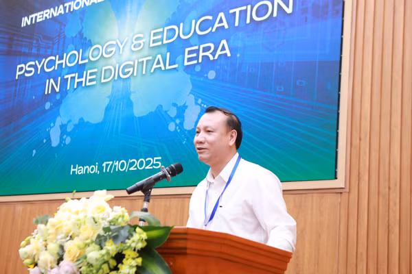 PGS.TS Nguyễn Đức Sơn - Hiệu trưởng Trường Đại học Sư phạm Hà Nội phát biểu khai mạc hội thảo. 