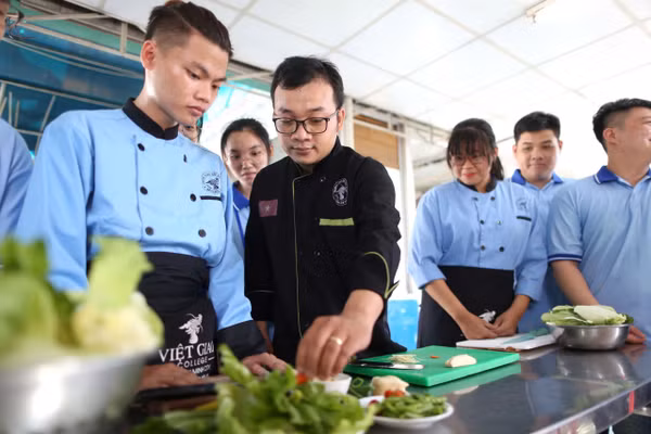Sinh viên Trường Trung cấp Việt Giao, TPHCM thực hành kỹ năng chế biến món ăn. Ảnh: NTCC.
