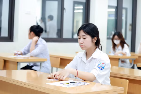 Thí sinh dự thi tuyển sinh vào lớp 10 THPT tại Hà Nội. Ảnh: Đình Tuệ.