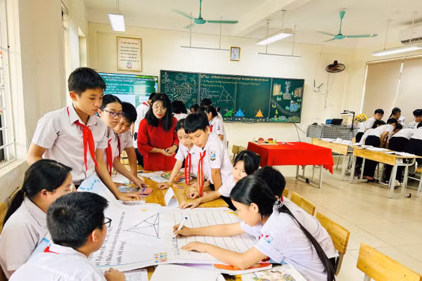 Cô trò Trường THCS Dương Hòa 1, xã Dương Hòa, Hà Nội trong giờ Toán. Ảnh: Đình Tuệ.