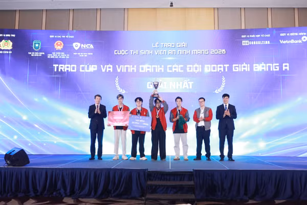 Thứ trưởng Phạm Quang Hưng (trái) và Đại tá Nguyễn Hồng Quân trao giải Nhất cho đội thi đến từ Học viện Công nghệ Bưu chính viễn thông. Ảnh: Đình Tuệ.