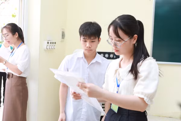Thí sinh dự thi vào lớp 10 tại điểm thi Trường THCS Phùng Hưng, Sơn Tây, Hà Nội. Ảnh: Đình Tuệ.