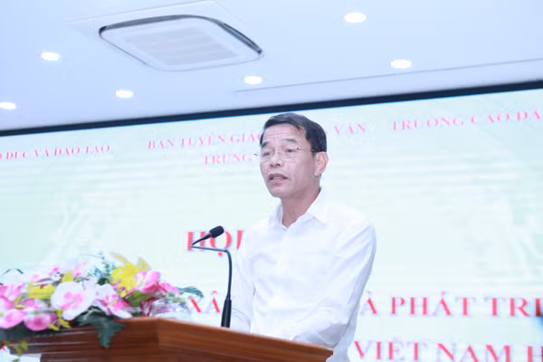 Ông Vũ Thanh Mai - Phó Trưởng Ban Tuyên giáo và Dân vận Trung ương phát biểu tại hội thảo. 