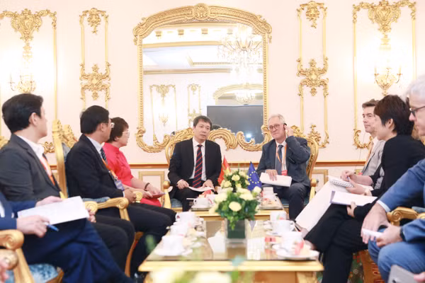 Thứ trưởng Phạm Quang Hưng tiếp phái đoàn thuộc Ủy ban Châu Âu. Ảnh: Đình Tuệ.