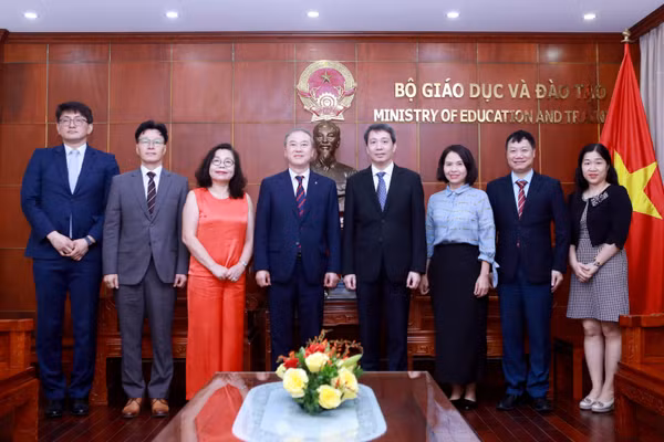 Các đại biểu chụp ảnh lưu niệm tại buổi làm việc sáng 24/8. Ảnh: Đình Tuệ.