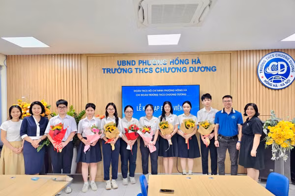 8 học sinh ưu tú được kết nạp Đoàn trong chiều 14/5 tại Trường THCS Chương Dương, Hà Nội.