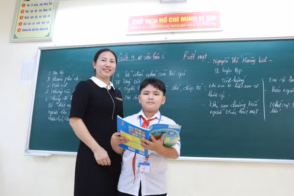 Cô trò lớp 6A, Trường THCS Vân Hòa, xã Yên Bài (Hà Nội) trong giờ học Ngữ văn. Ảnh: Đình Tuệ.