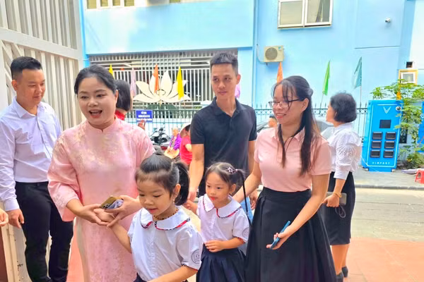 Trẻ vào lớp 1 tại Trường Tiểu học THCS Chương Dương, Hà Nội. 