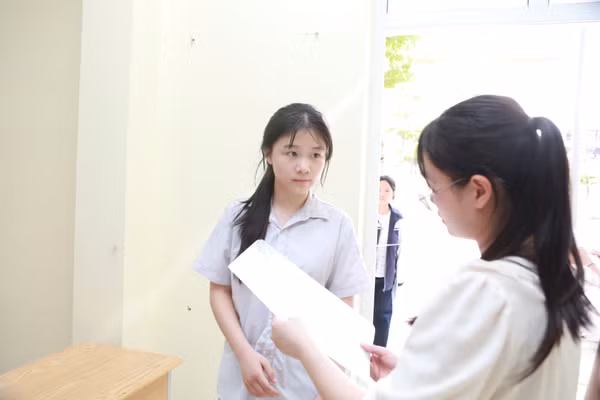 Thí sinh dự thi vào lớp 10 THPT tại Hà Nội năm 2026. Ảnh: Đình Tuệ.