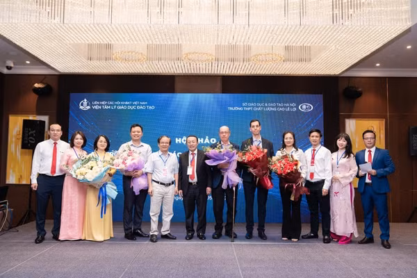 Ban lãnh đạo Viện Tâm lý Giáo dục và Đào tạo (IPET) cùng các chuyên gia trong một hội thảo khoa học. 