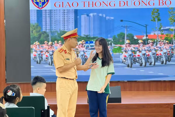 Học sinh Thủ đô được trang bị những kiến thức về An toàn giao thông bổ ích.