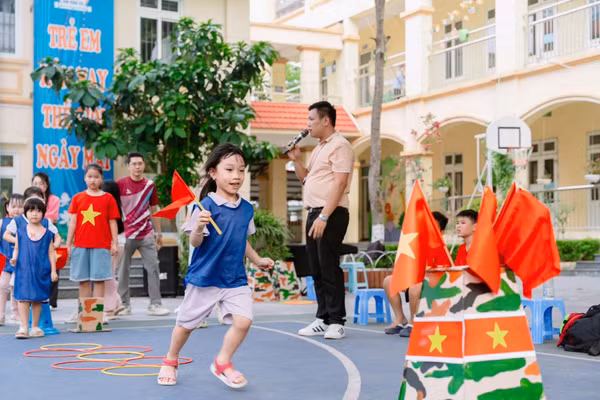 Trẻ tham gia hoạt động hè bổ ích tại Trường Tiểu học Nam Trung Yên, phường Yên Hòa, Hà Nội. 