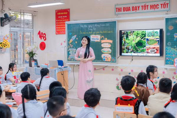 Cô trò Trường Tiểu học Yên Nghĩa, phường Yên Nghĩa, Hà Nội trong giờ học. Ảnh: Đình Tuệ.