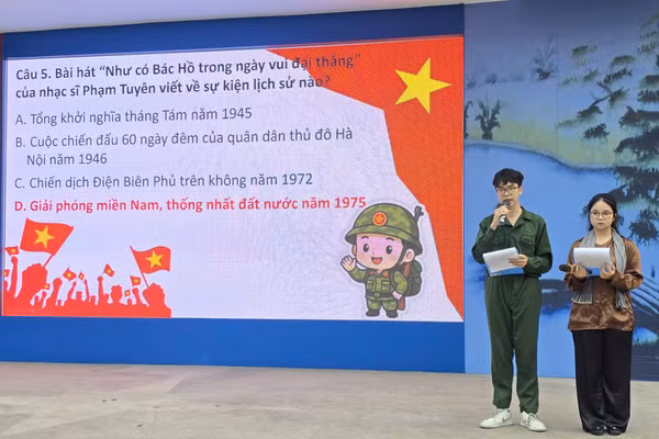 Phần giao lưu trả lời câu hỏi tại Trường THPT Ngô Quyền, phường Trường Thi, tỉnh Ninh Bình sáng 22/12. 
