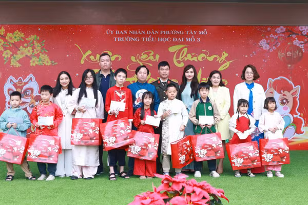 Những suất quà Tết đầy ý nghĩa được trao tới học sinh Trường Tiểu học Đại Mỗ 3.
